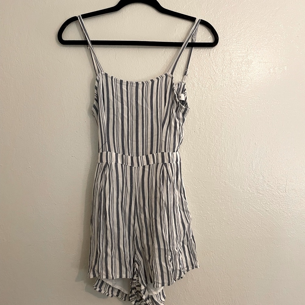 Hollister XS jumper never worn, tie back